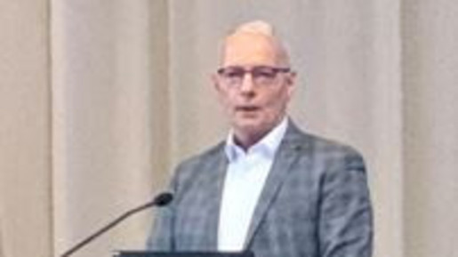 Wolfgang Kailer bei der Vorstellung am Rednerpult