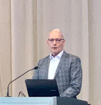 Wolfgang Kailer bei der Vorstellung am Rednerpult